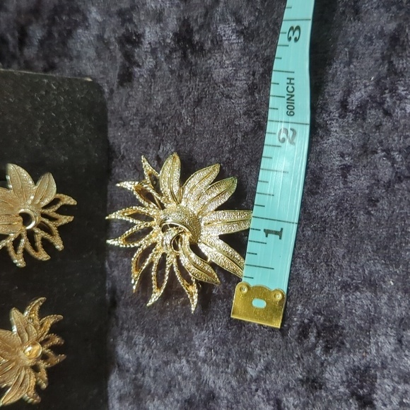 Sarah Coventry 1969 Demi-Flower Vtg. Gold Tone Flower Brooch & Clip-On Earrings - Picture 9 of 9